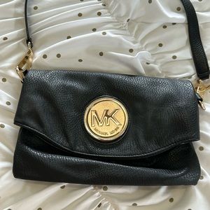 Leather crossover purse with adjustable strap.